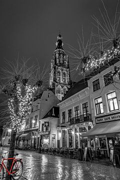 Der Havermarkt in Breda mit der Großen Kirche und einem roten Fahrrad.