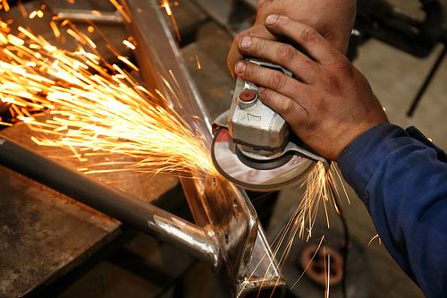 Slijptol polijst metaal