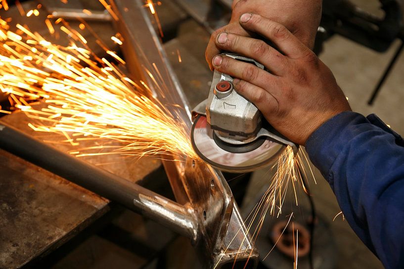 Grinder polish metal by Photoned