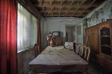 Verlassenes Urbex-Haus mit bunten Blumen auf dem Tisch. von Dyon Koning