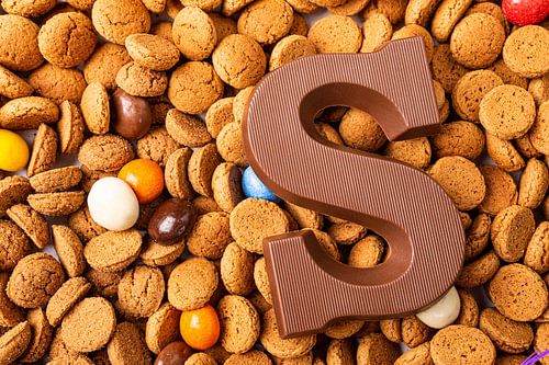 Chocoladeletter S met kruidnoten voor Sinterklaas