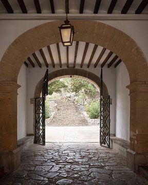 Klooster Lluc, Mallorca, poort van Margreet Riedstra