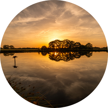 Zonsondergang achter bomen gereflecteerd in het water van KB Design & Photography (Karen Brouwer)