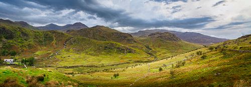 Panorama van het dal tussen de heuvels in Wales