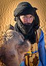 Portret van een Bedoeïene met zijn kameel, Marokko van Rietje Bulthuis thumbnail