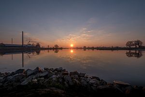 Zonsopgang bij rivier de Lek bij steenfabriek van Moetwil en van Dijk - Fotografie