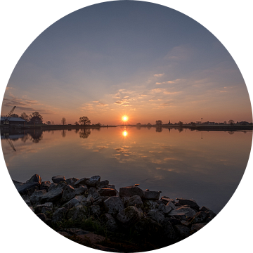 Zonsopgang bij rivier de Lek bij steenfabriek van Moetwil en van Dijk - Fotografie