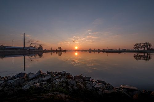 Zonsopgang bij rivier de Lek bij steenfabriek