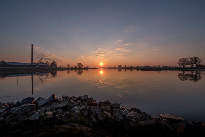 Zonsopgang bij rivier de Lek bij steenfabriek by Moetwil en van Dijk - Fotografie