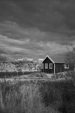 Zweeds huisje in Smögen onder dreigende regenwolken van Thom Aarden