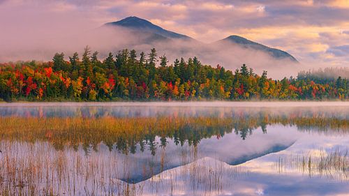 Herfst bij Connery Pond in Adirondacks State Park