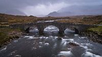 Panorama einer alten Brücke, ein wilder Fluss und Berge im Hintergrund auf der Insel Skye in Schottl von Ralph Rozema Miniaturansicht