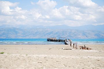 Houtensteiger in de zee aan de kust van Corfu van Ingrid Van Maurik