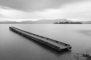 Steg am Chiemsee schwarz-weiß