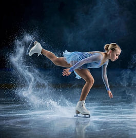 Eiskunstlauf-Aktion – Tiefe Kurve mit Eisfontäne und Geschwindigkeit – Blau von Henk Egbertzen