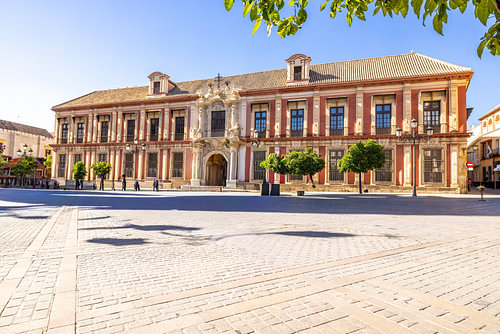 Aartsbisschoppelijk paleis aan de Plaza Virgen de los Reyes in Sevilla