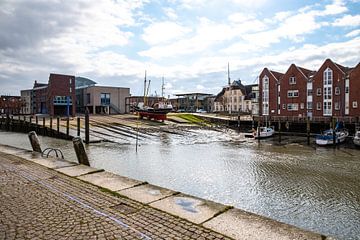 Scheepswerf in de binnenhaven van Husum van Alexander Wolff