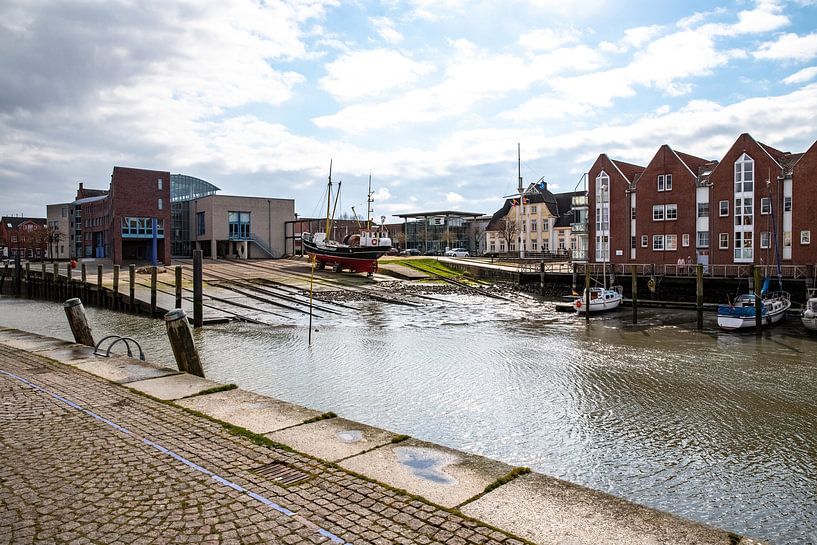 Scheepswerf in de binnenhaven van Husum van Alexander Wolff