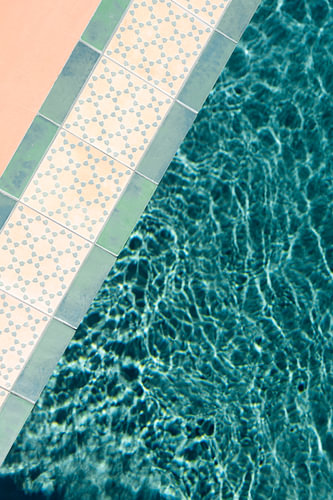 Rand eines Pools mit Mosaikfliesen | Reisefotografie Druck