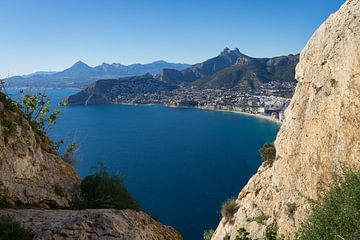 Ausblick auf das blaue Mittelmeer und Felsen