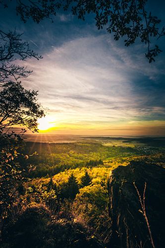Herfstlandschap bij zonsondergang