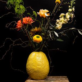 Nature morte ; fleurs colorées dans un vase jaune sur Nelleke Uenk Fotografie