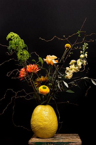Nature morte ; fleurs colorées dans un vase jaune sur Nelleke Uenk Fotografie