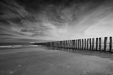 Houten golfbreker aan de kust bij Cadzand-bad (zwart-wit) van Rick Van der Poorten