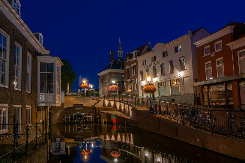 Maassluis das schwankende Schloss im Stadtzentrum blaue Stunde Stunde blaue Stunde blaue Stunde von Marco van de Meeberg