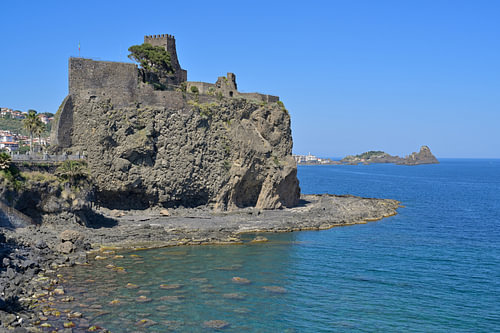 Burg Castello di Aci auf Vulkangestein über dem blauen Meer