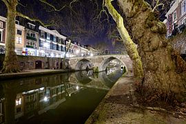L'Oudegracht avec le pont des orphelins à Utrecht sur Donker Utrecht
