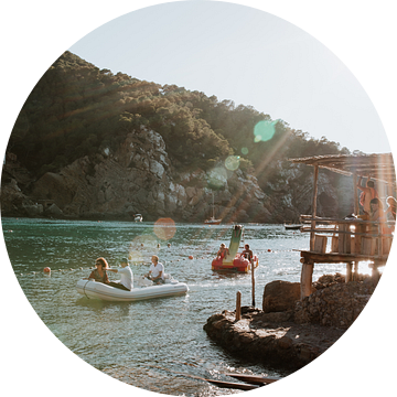 Aan de kust op een Ibiza strand met uitzicht op mensen die op een bootje zitten | Natuur | Landschap van eighty8things