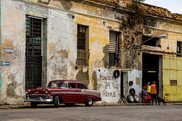 Car garage in Cuba by Jorick van Gorp