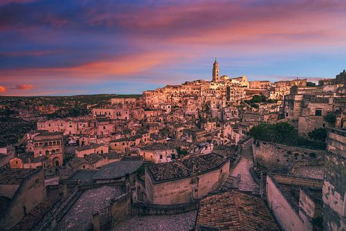 Matera stad, i Sassi bij zonsondergang. Italië