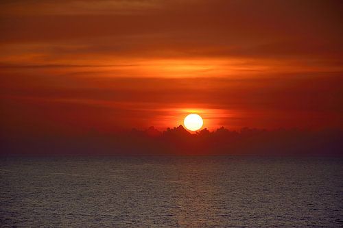 Perfect round sun against a red sky