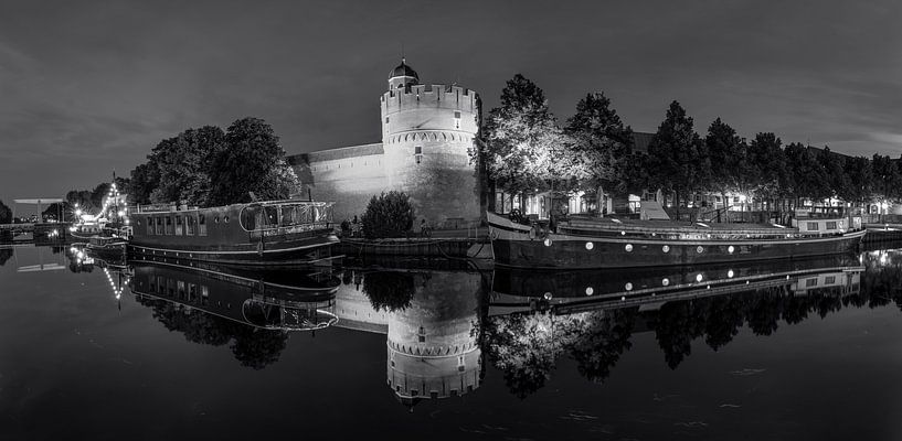 Panorama van de Thorbecke gracht in Zwolle in zwart wit van Fotografie Ronald