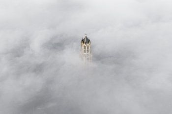 Tour Dom dans la brume du matin à Utrecht