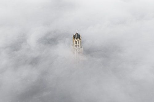 Tour Dom dans la brume du matin à Utrecht