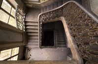 Escalier abandonné dans un château. par Roman Robroek - Photos de bâtiments abandonnés Aperçu