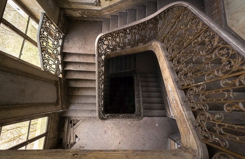 Escalier abandonné dans un château. par Roman Robroek - Photos de bâtiments abandonnés