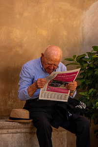 Straßenszene Mann beim Zeitungslesen Rom Italien
