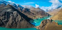 Turquoise water van het Yamdrok meer in Tibet van Rietje Bulthuis thumbnail