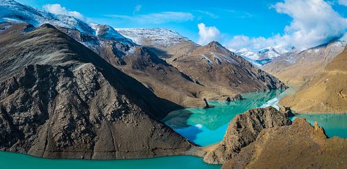 Turquoise water van het Yamdrok meer in Tibet