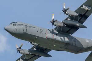 Lockheed C-130H Hercules der Königlichen Niederländischen Luftwaffe beim Start fotografiert.