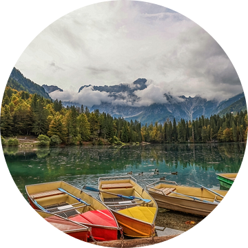 Bootjes in Laghi di Fusine meer, Italie. van Henk Cruiming