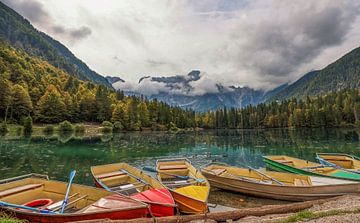 Bootjes in Laghi di Fusine meer, Italie. van Henk Cruiming
