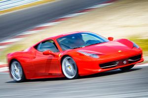 Ferrari 458 Italia fährt schnell