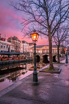 Le Nouveau Rhin avec le Koornbrug à Leiden au coucher du soleil (0201) sur Reezyard