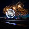 Vuurwerk op de zee bij Scheveningen Pier met reuzenrad van Dexter Reijsmeijer