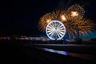 Vuurwerk op de zee bij Scheveningen Pier met reuzenrad van Dexter Reijsmeijer thumbnail